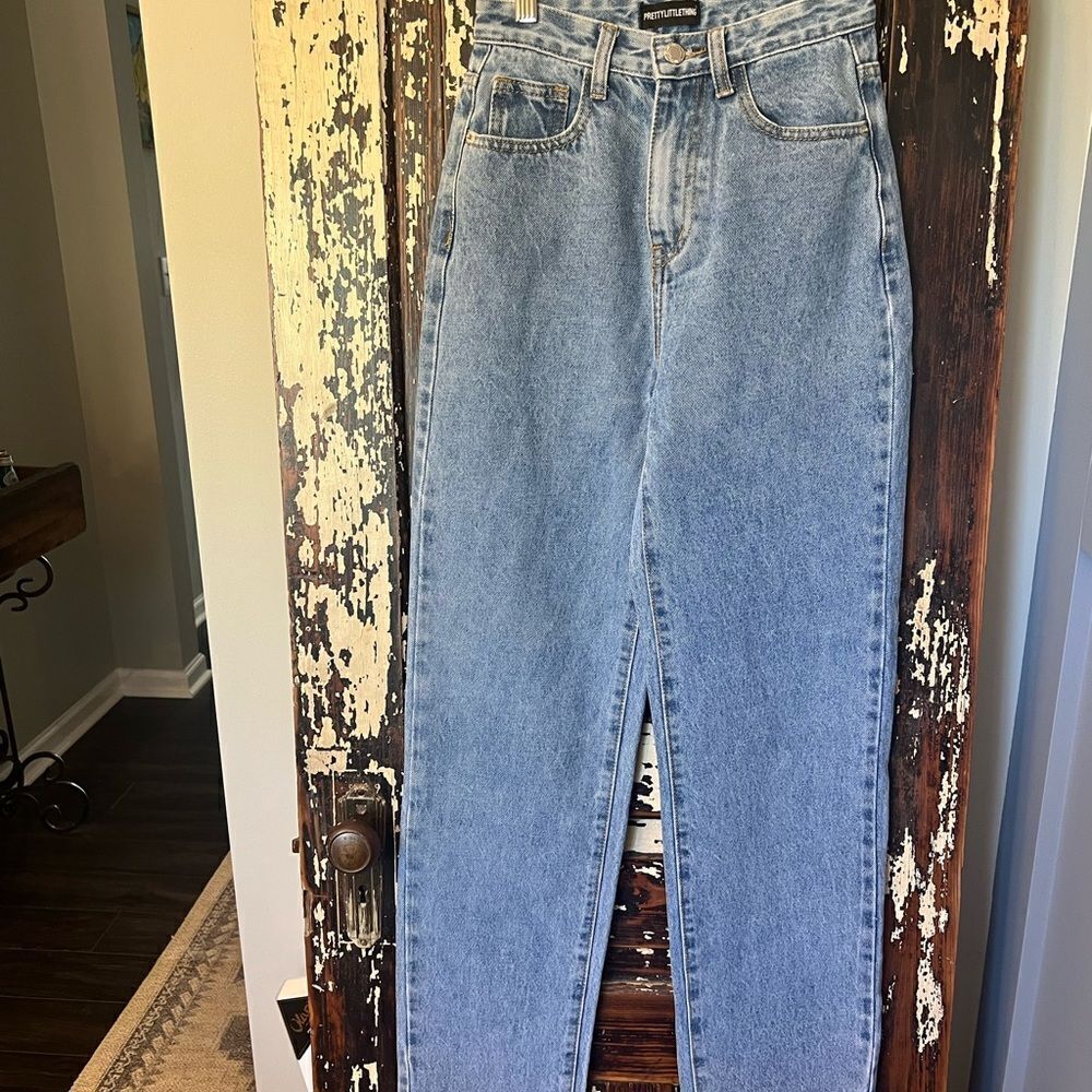 Pretty Little Thing Women's Blue acid wash high waist straight leg Jeans.